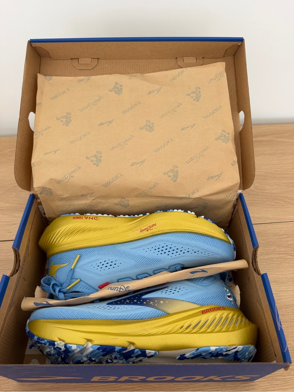 Brooks run Disney Aladdin genie women’s shoes size 10 new sold out
